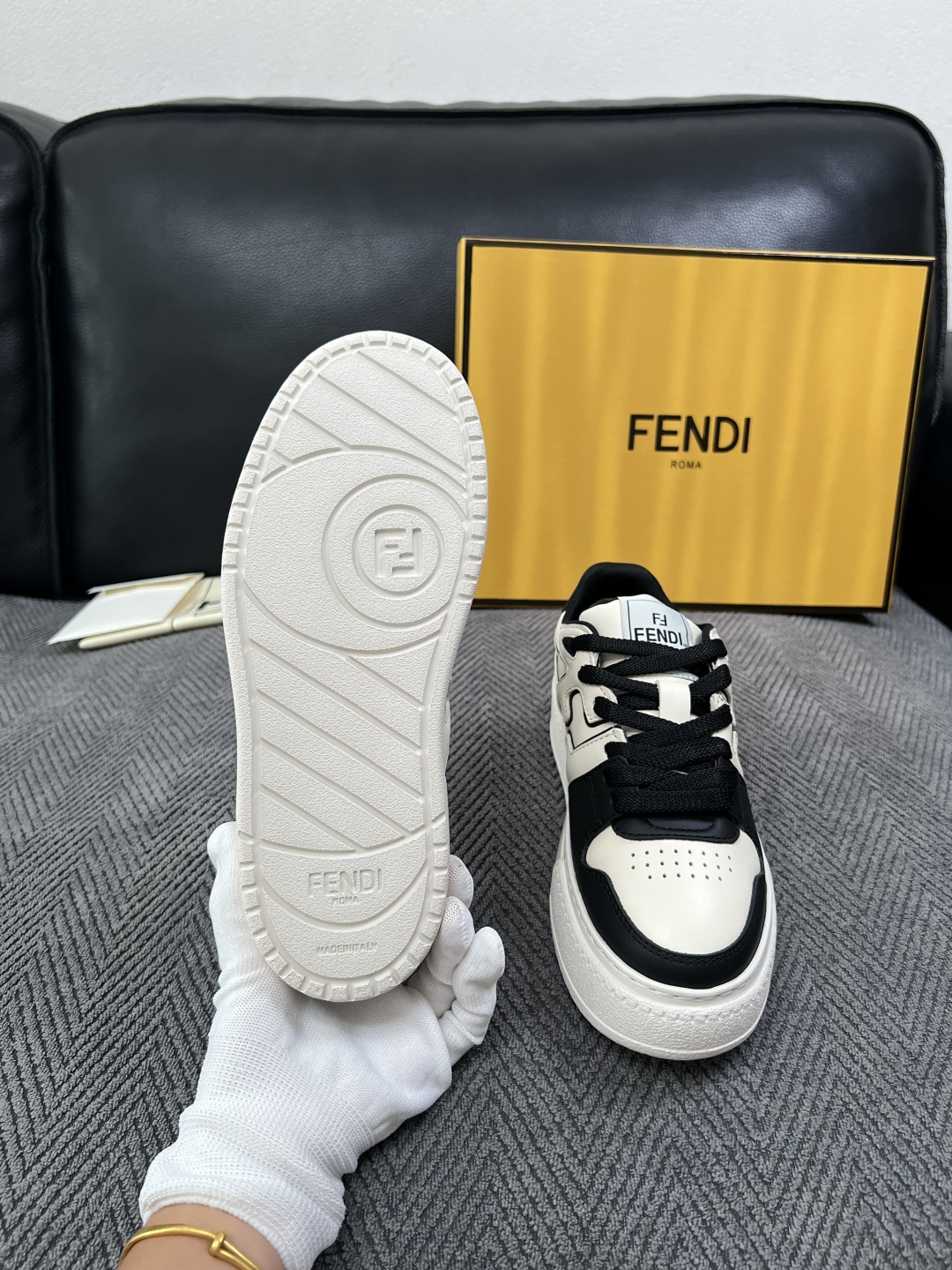 FENDI  高品质  顶级工艺品，芬迪  专柜同步，原厂配置意大利进口牛皮面料，进口牛皮内里垫，透气舒适，鞋底：原厂特