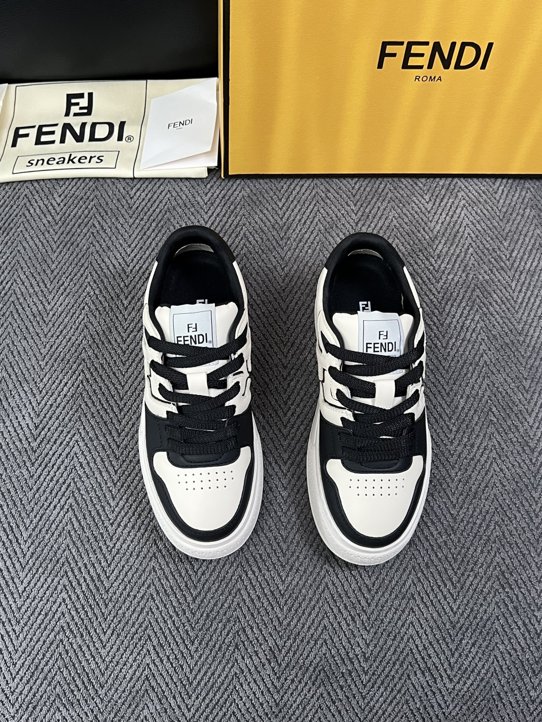 FENDI  高品质  顶级工艺品，芬迪  专柜同步，原厂配置意大利进口牛皮面料，进口牛皮内里垫，透气舒适，鞋底：原厂特