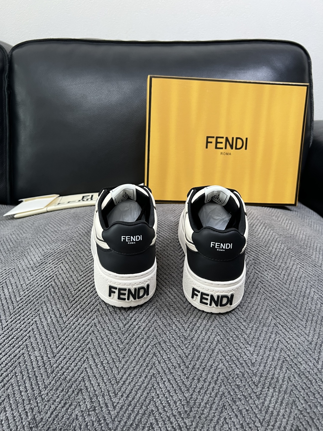 FENDI  高品质  顶级工艺品，芬迪  专柜同步，原厂配置意大利进口牛皮面料，进口牛皮内里垫，透气舒适，鞋底：原厂特