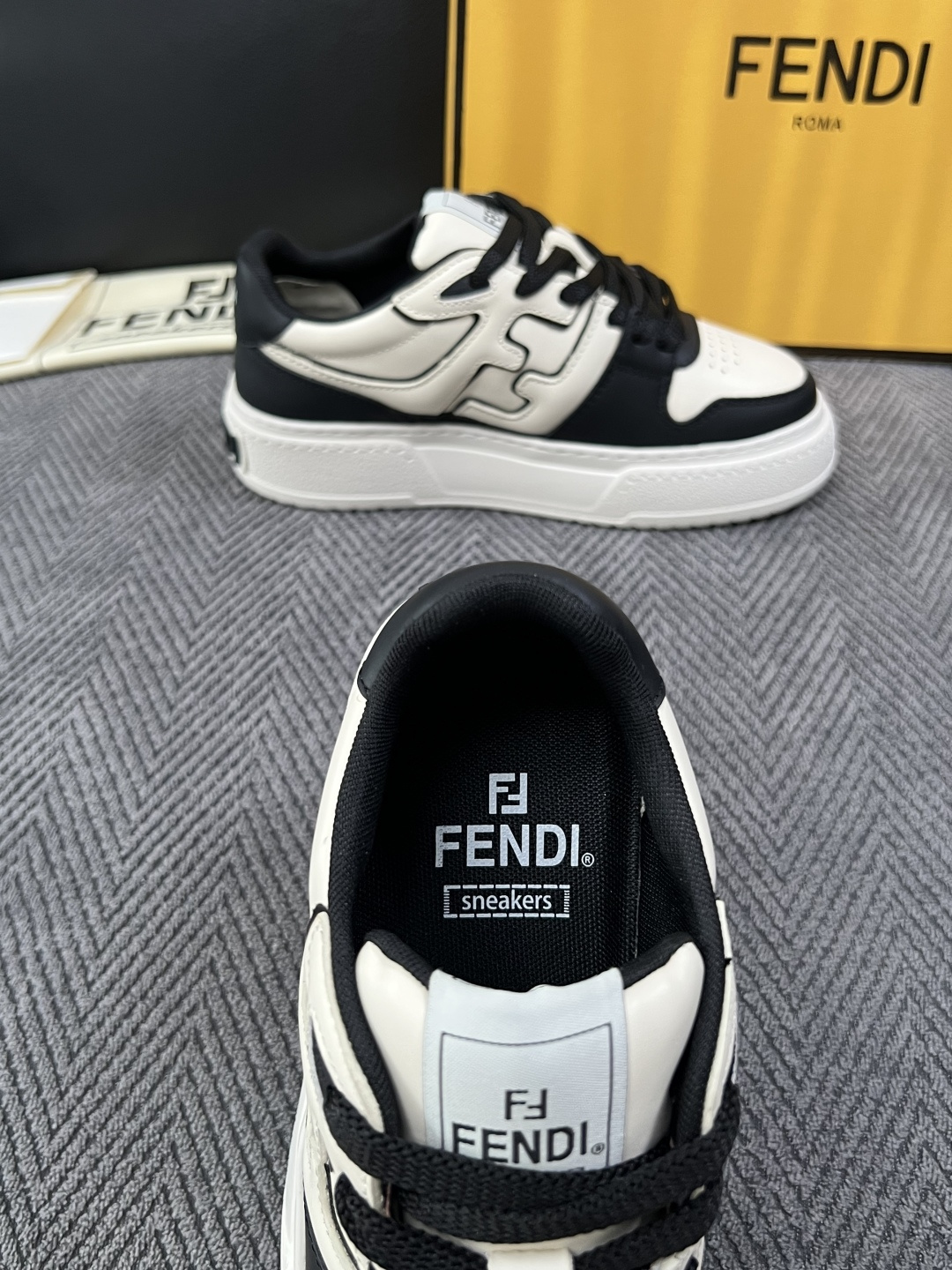 FENDI  高品质  顶级工艺品，芬迪  专柜同步，原厂配置意大利进口牛皮面料，进口牛皮内里垫，透气舒适，鞋底：原厂特