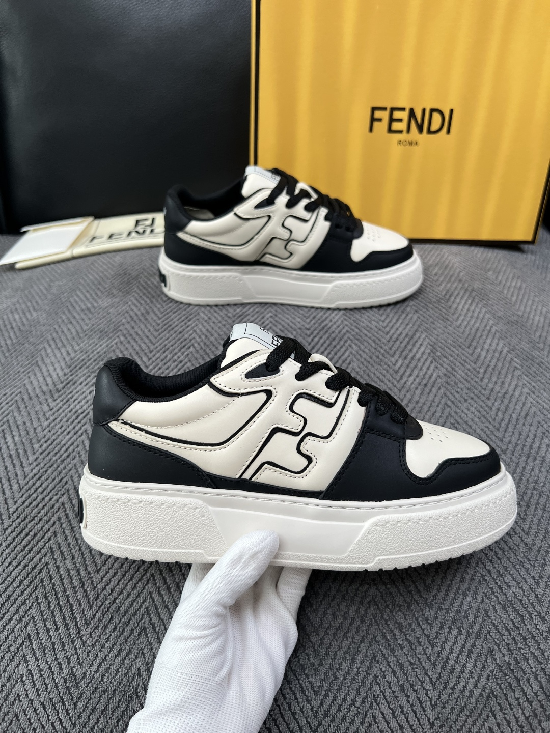 FENDI  高品质  顶级工艺品，芬迪  专柜同步，原厂配置意大利进口牛皮面料，进口牛皮内里垫，透气舒适，鞋底：原厂特