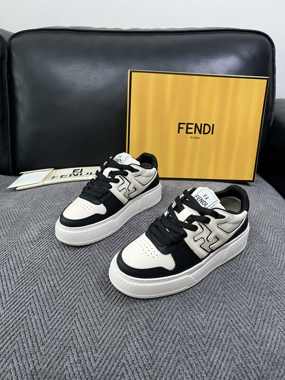 FENDI  高品质  顶级工艺品，芬迪  专柜同步，原厂配置意大利进口牛皮面料，进口牛皮内里垫，透气舒适，鞋底：原厂特