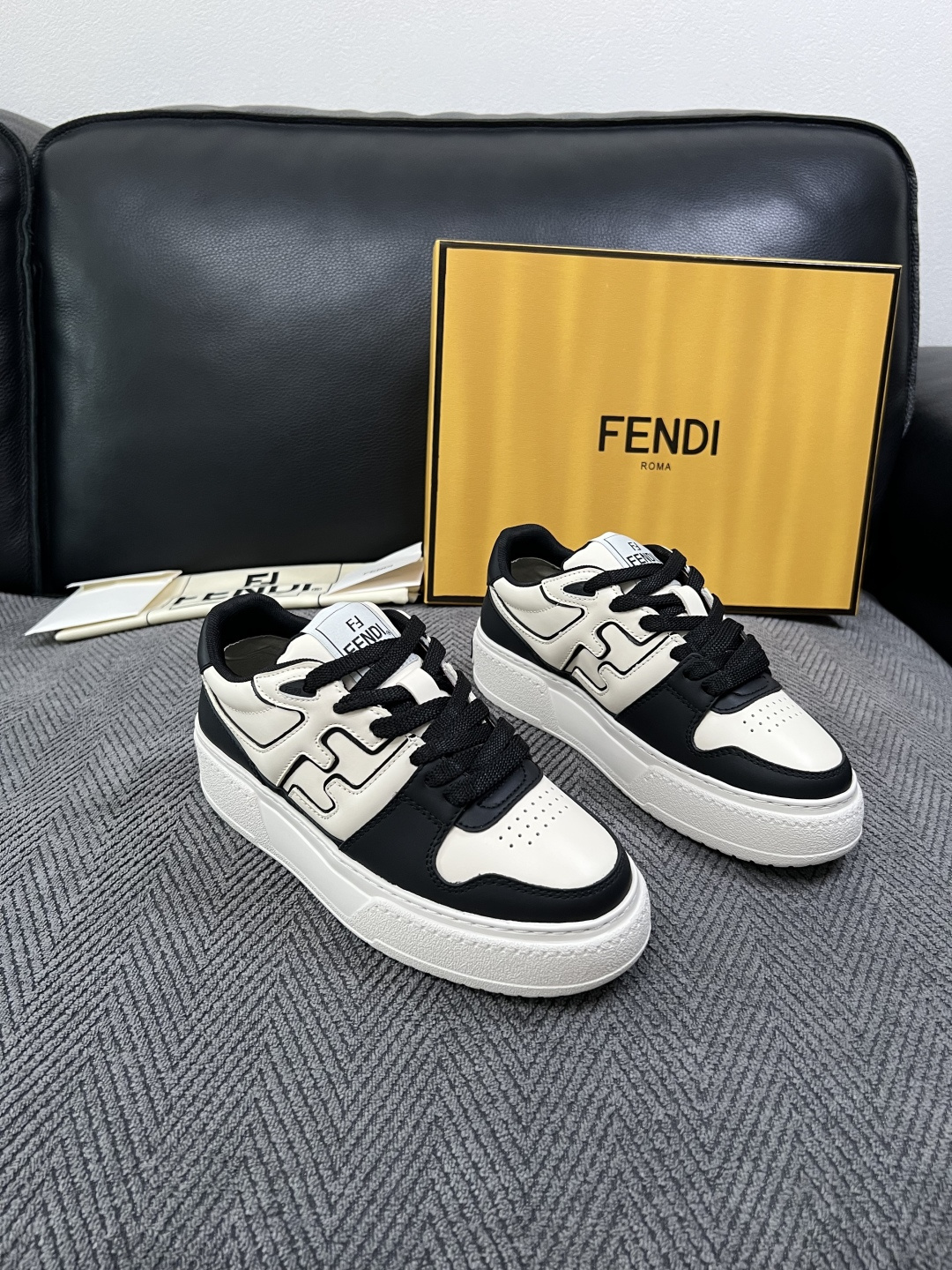 FENDI  高品质  顶级工艺品，芬迪  专柜同步，原厂配置意大利进口牛皮面料，进口牛皮内里垫，透气舒适，鞋底：原厂特