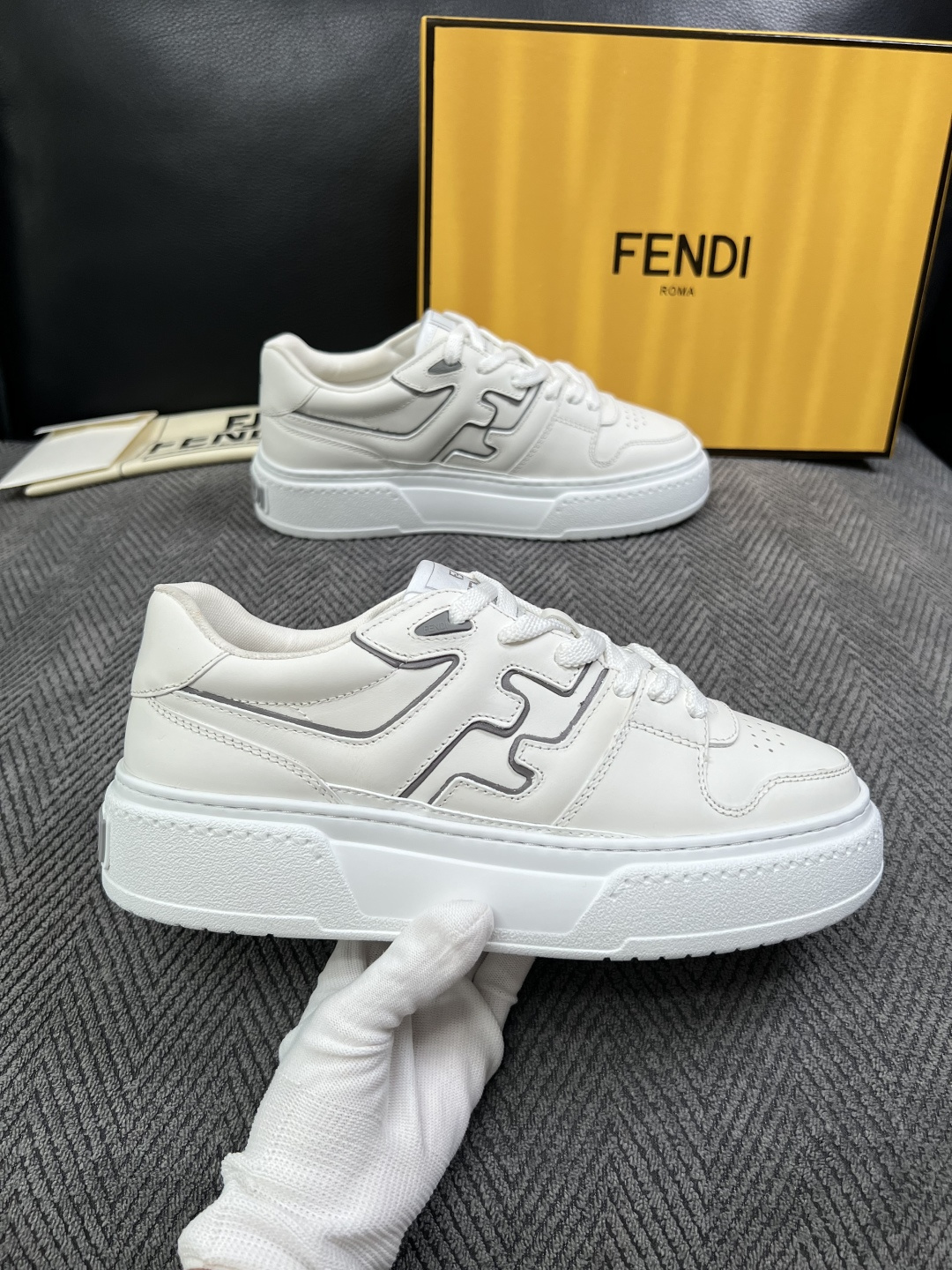FENDI  高品质  顶级工艺品，芬迪  专柜同步，原厂配置意大利进口牛皮面料，进口牛皮内里垫，透气舒适，鞋底：原厂特