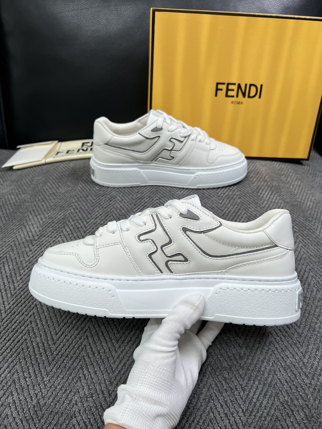 FENDI  高品质  顶级工艺品，芬迪  专柜同步，原厂配置意大利进口牛皮面料，进口牛皮内里垫，透气舒适，鞋底：原厂特