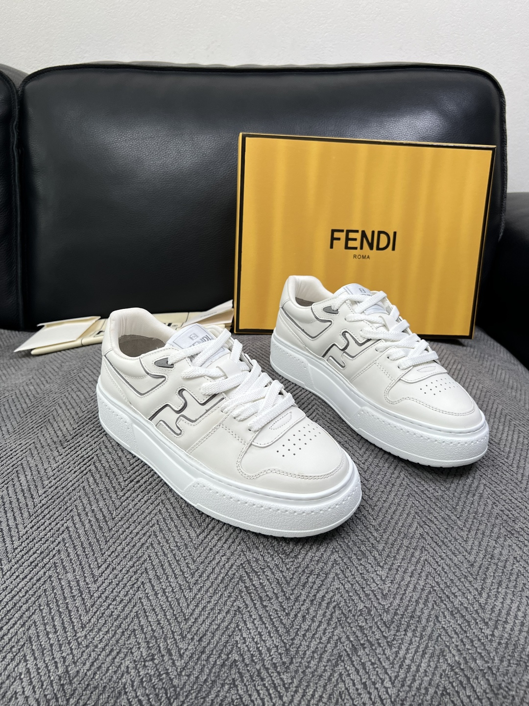 FENDI  高品质  顶级工艺品，芬迪  专柜同步，原厂配置意大利进口牛皮面料，进口牛皮内里垫，透气舒适，鞋底：原厂特