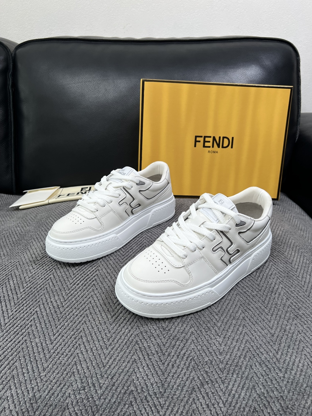 FENDI  高品质  顶级工艺品，芬迪  专柜同步，原厂配置意大利进口牛皮面料，进口牛皮内里垫，透气舒适，鞋底：原厂特