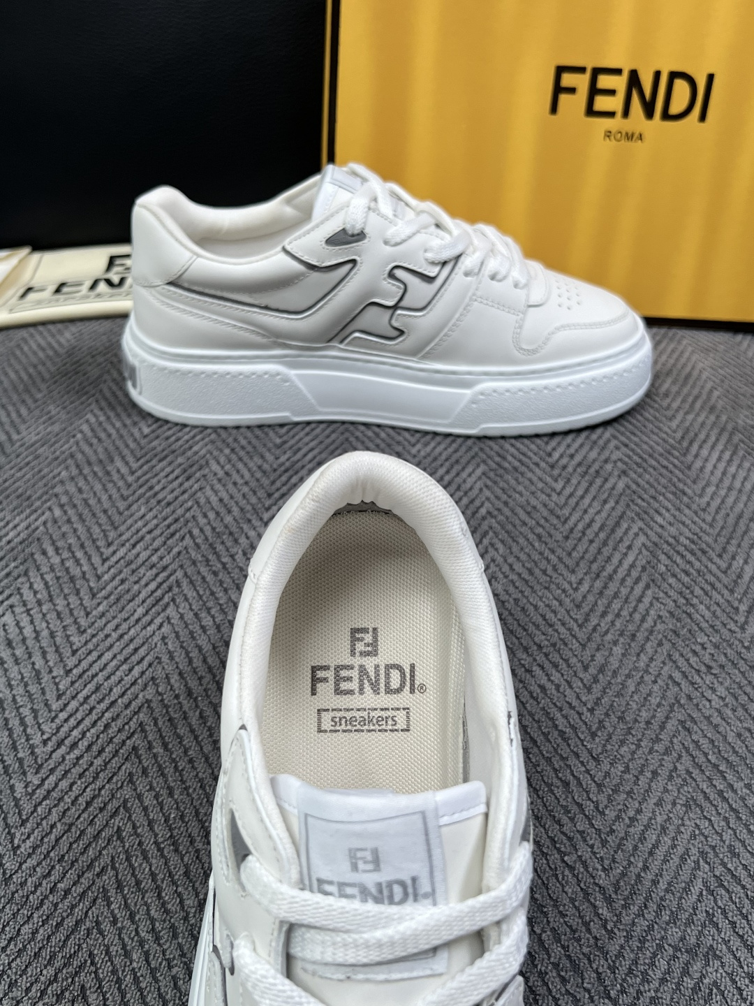 FENDI  高品质  顶级工艺品，芬迪  专柜同步，原厂配置意大利进口牛皮面料，进口牛皮内里垫，透气舒适，鞋底：原厂特