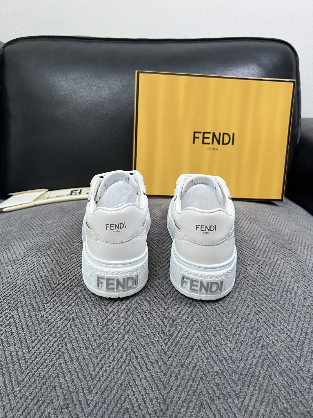 FENDI  高品质  顶级工艺品，芬迪  专柜同步，原厂配置意大利进口牛皮面料，进口牛皮内里垫，透气舒适，鞋底：原厂特