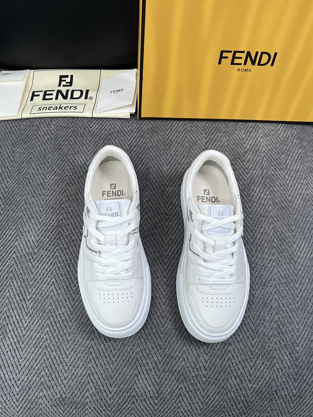 FENDI  高品质  顶级工艺品，芬迪  专柜同步，原厂配置意大利进口牛皮面料，进口牛皮内里垫，透气舒适，鞋底：原厂特