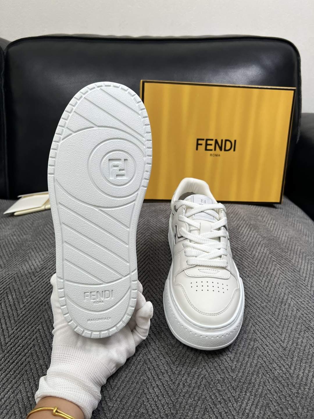 FENDI  高品质  顶级工艺品，芬迪  专柜同步，原厂配置意大利进口牛皮面料，进口牛皮内里垫，透气舒适，鞋底：原厂特