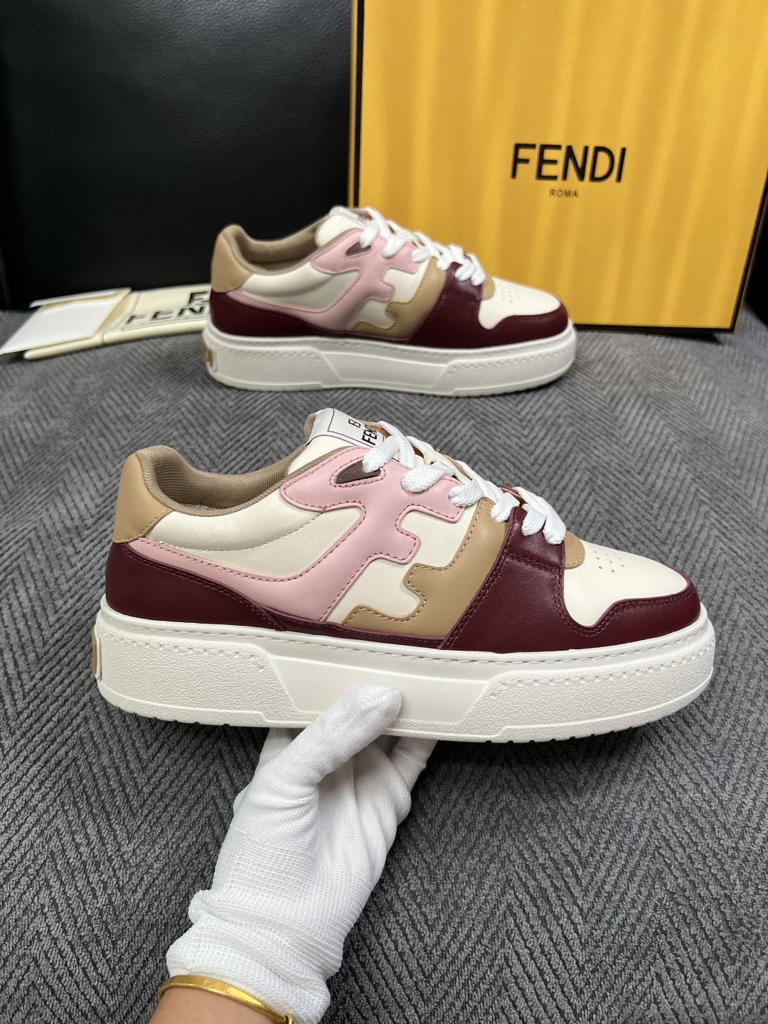 FENDI  高品质  顶级工艺品，芬迪  专柜同步，原厂配置意大利进口牛皮面料，进口牛皮内里垫，透气舒适，鞋底：原厂特