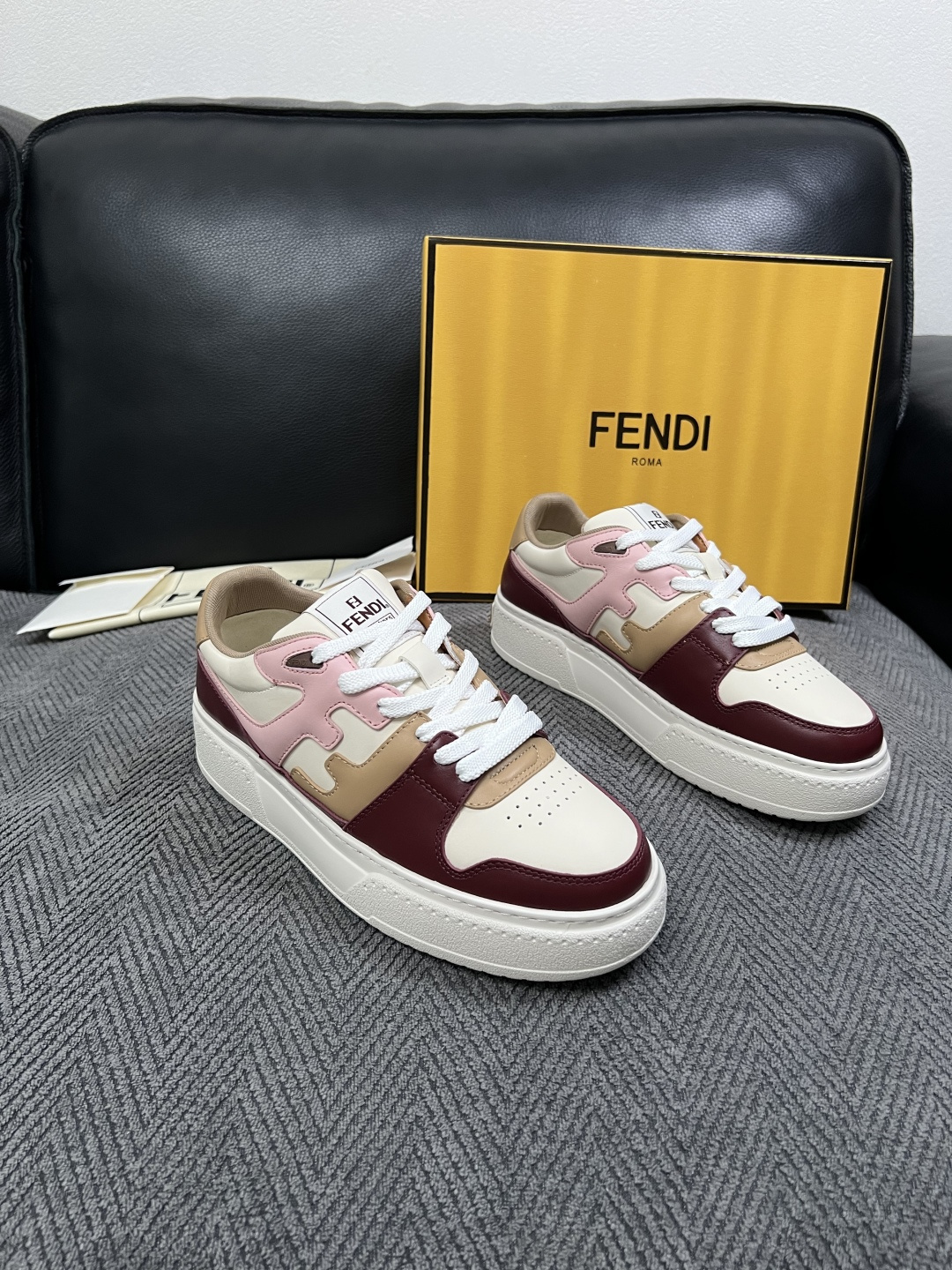 FENDI  高品质  顶级工艺品，芬迪  专柜同步，原厂配置意大利进口牛皮面料，进口牛皮内里垫，透气舒适，鞋底：原厂特