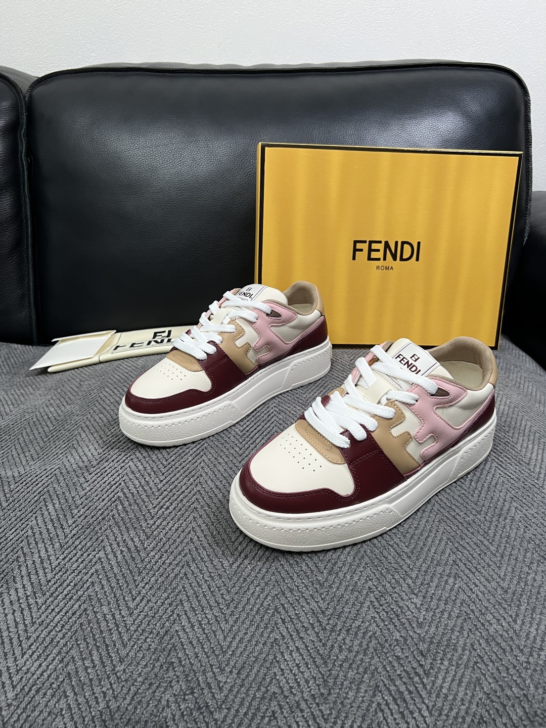 FENDI  高品质  顶级工艺品，芬迪  专柜同步，原厂配置意大利进口牛皮面料，进口牛皮内里垫，透气舒适，鞋底：原厂特