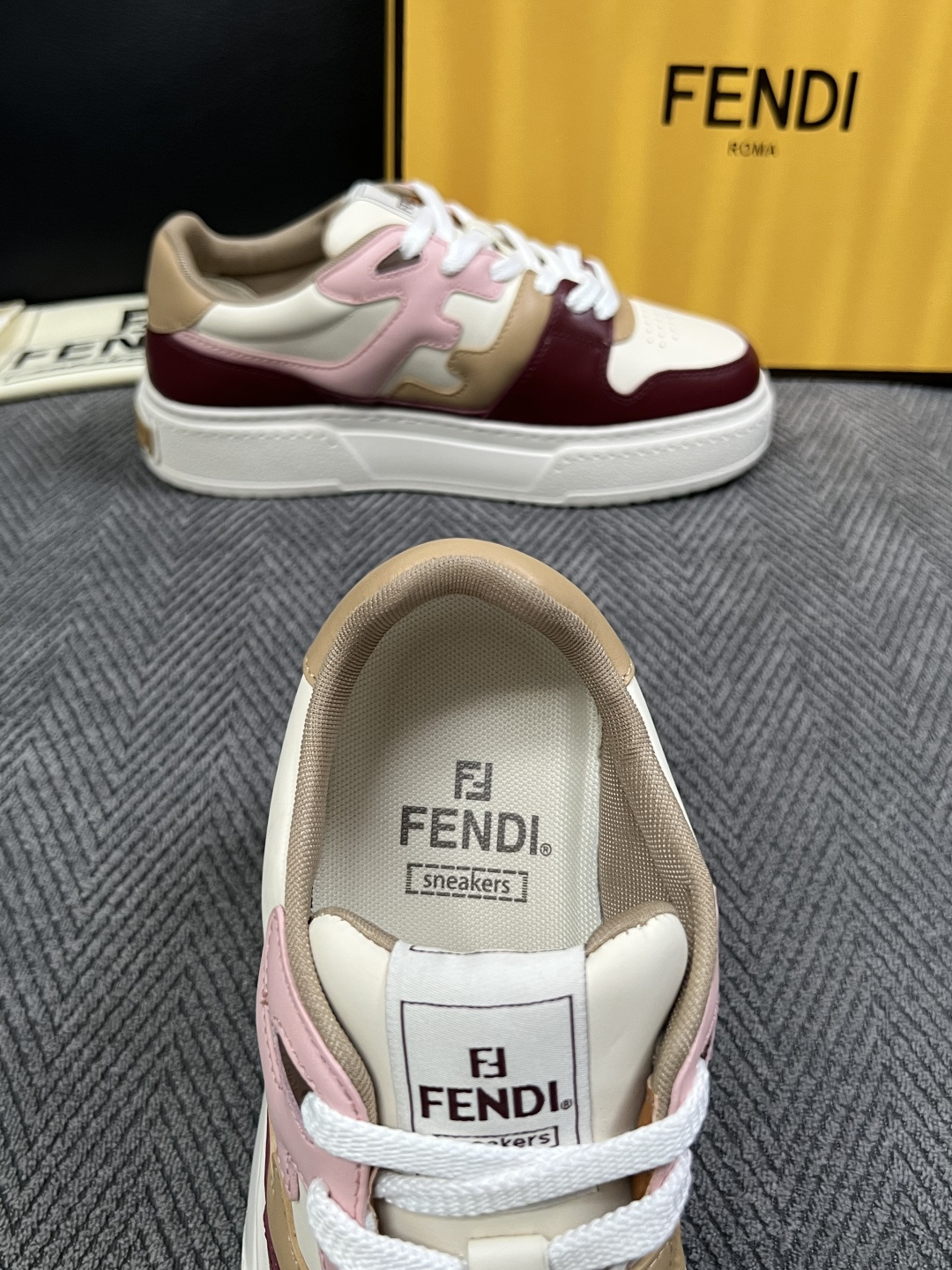 FENDI  高品质  顶级工艺品，芬迪  专柜同步，原厂配置意大利进口牛皮面料，进口牛皮内里垫，透气舒适，鞋底：原厂特