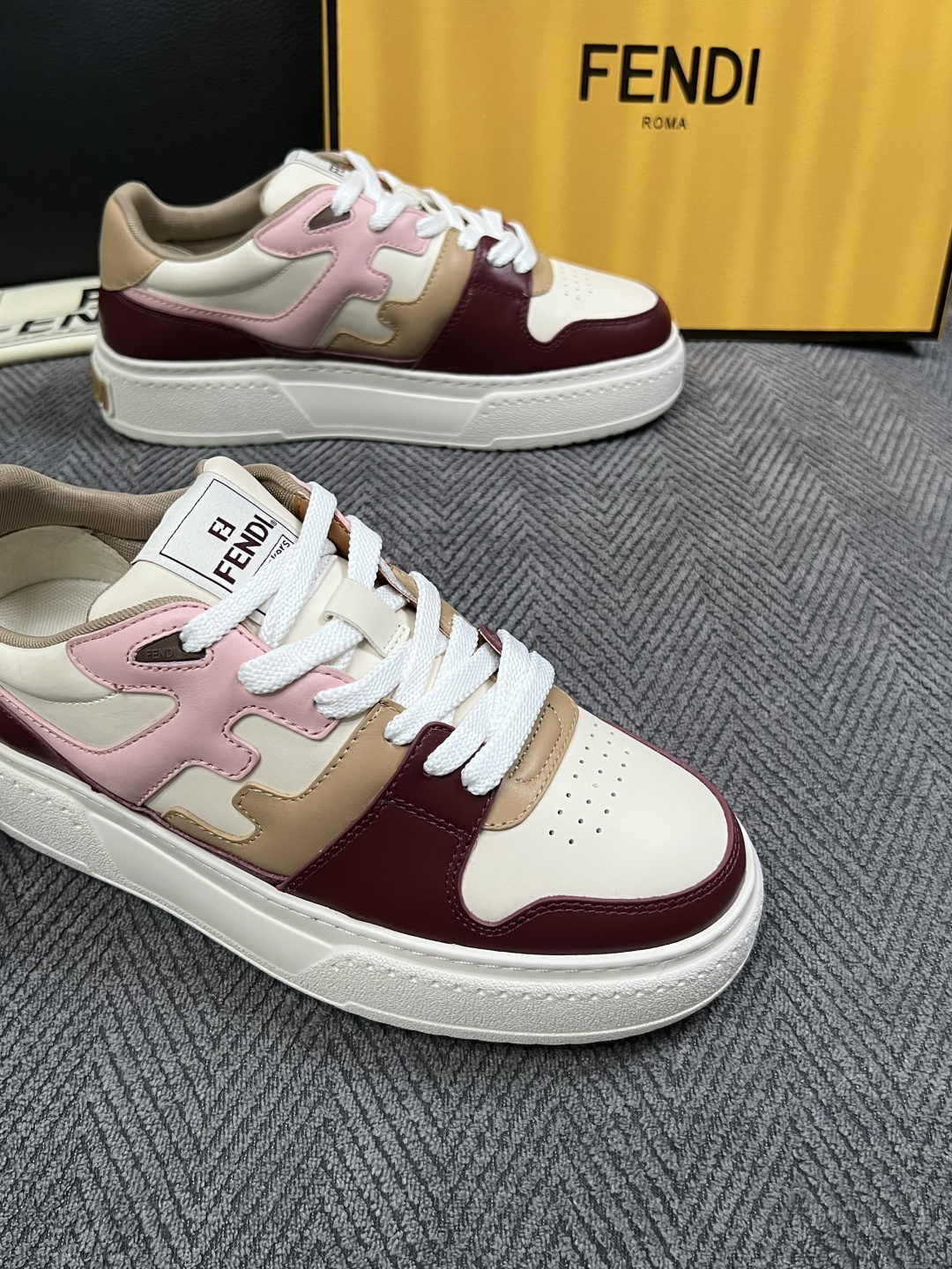 FENDI  高品质  顶级工艺品，芬迪  专柜同步，原厂配置意大利进口牛皮面料，进口牛皮内里垫，透气舒适，鞋底：原厂特