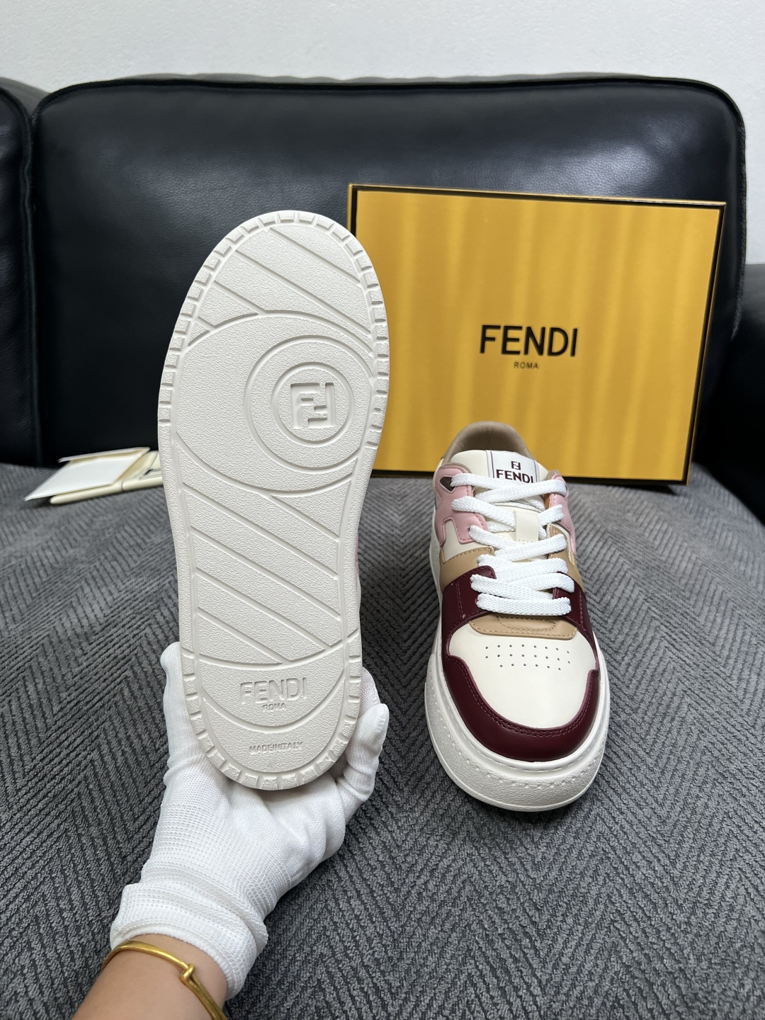 FENDI  高品质  顶级工艺品，芬迪  专柜同步，原厂配置意大利进口牛皮面料，进口牛皮内里垫，透气舒适，鞋底：原厂特