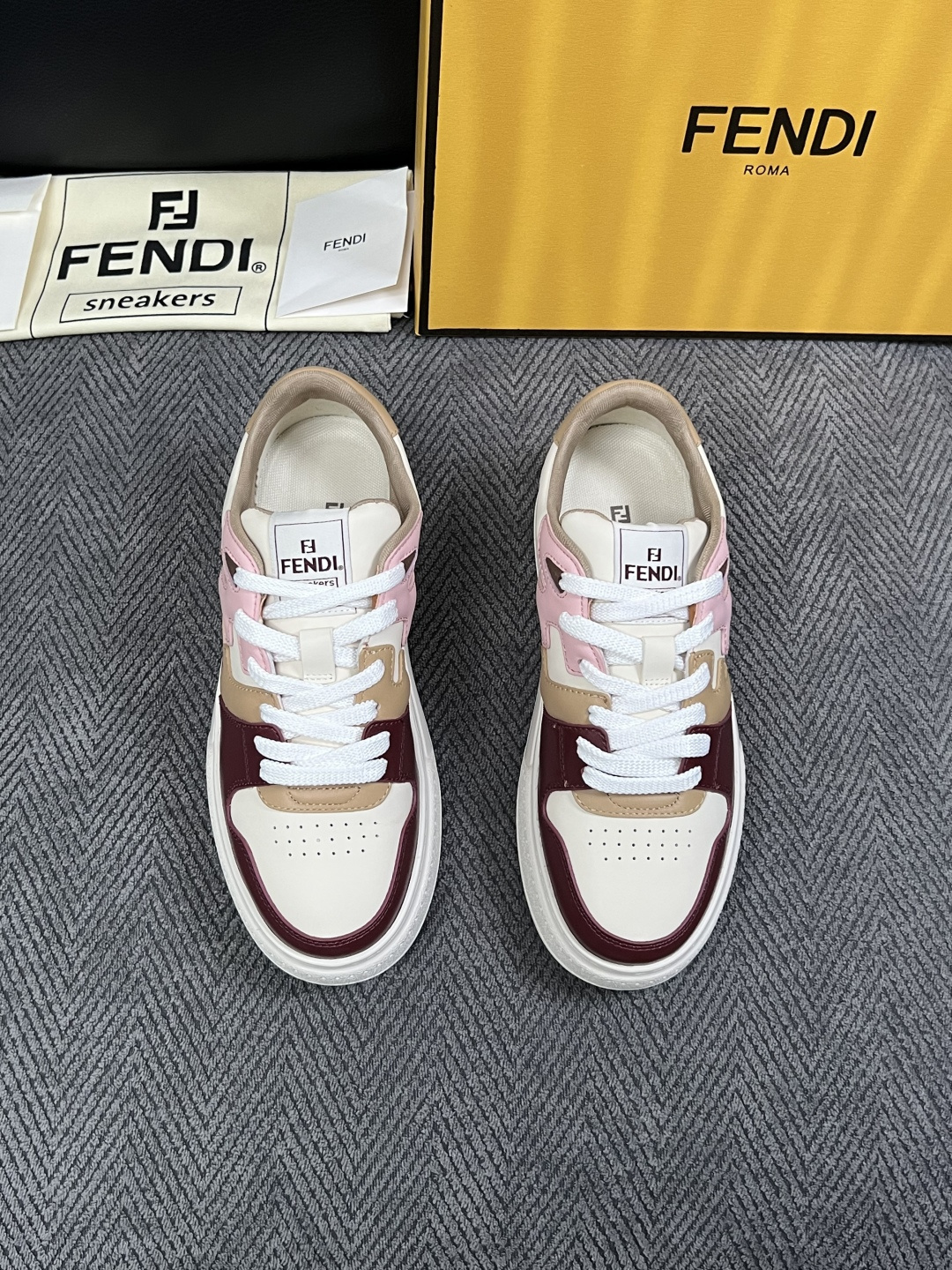 FENDI  高品质  顶级工艺品，芬迪  专柜同步，原厂配置意大利进口牛皮面料，进口牛皮内里垫，透气舒适，鞋底：原厂特