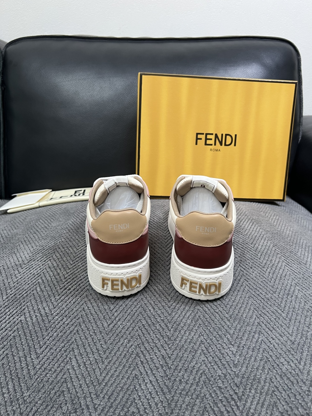 FENDI  高品质  顶级工艺品，芬迪  专柜同步，原厂配置意大利进口牛皮面料，进口牛皮内里垫，透气舒适，鞋底：原厂特