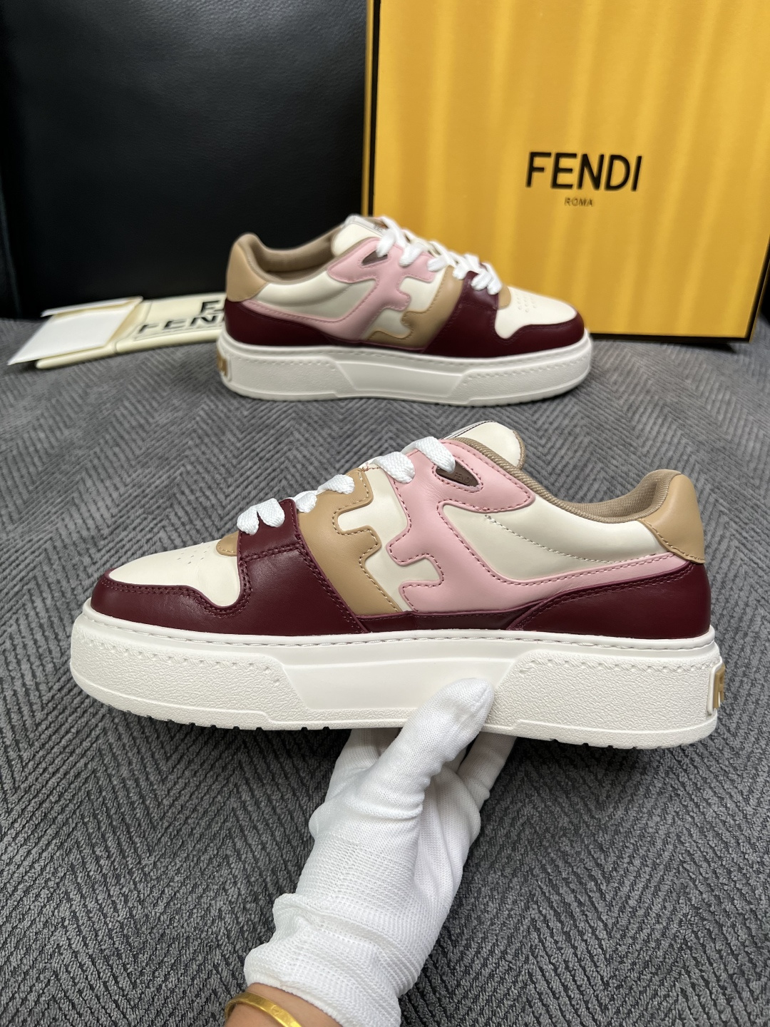 FENDI  高品质  顶级工艺品，芬迪  专柜同步，原厂配置意大利进口牛皮面料，进口牛皮内里垫，透气舒适，鞋底：原厂特
