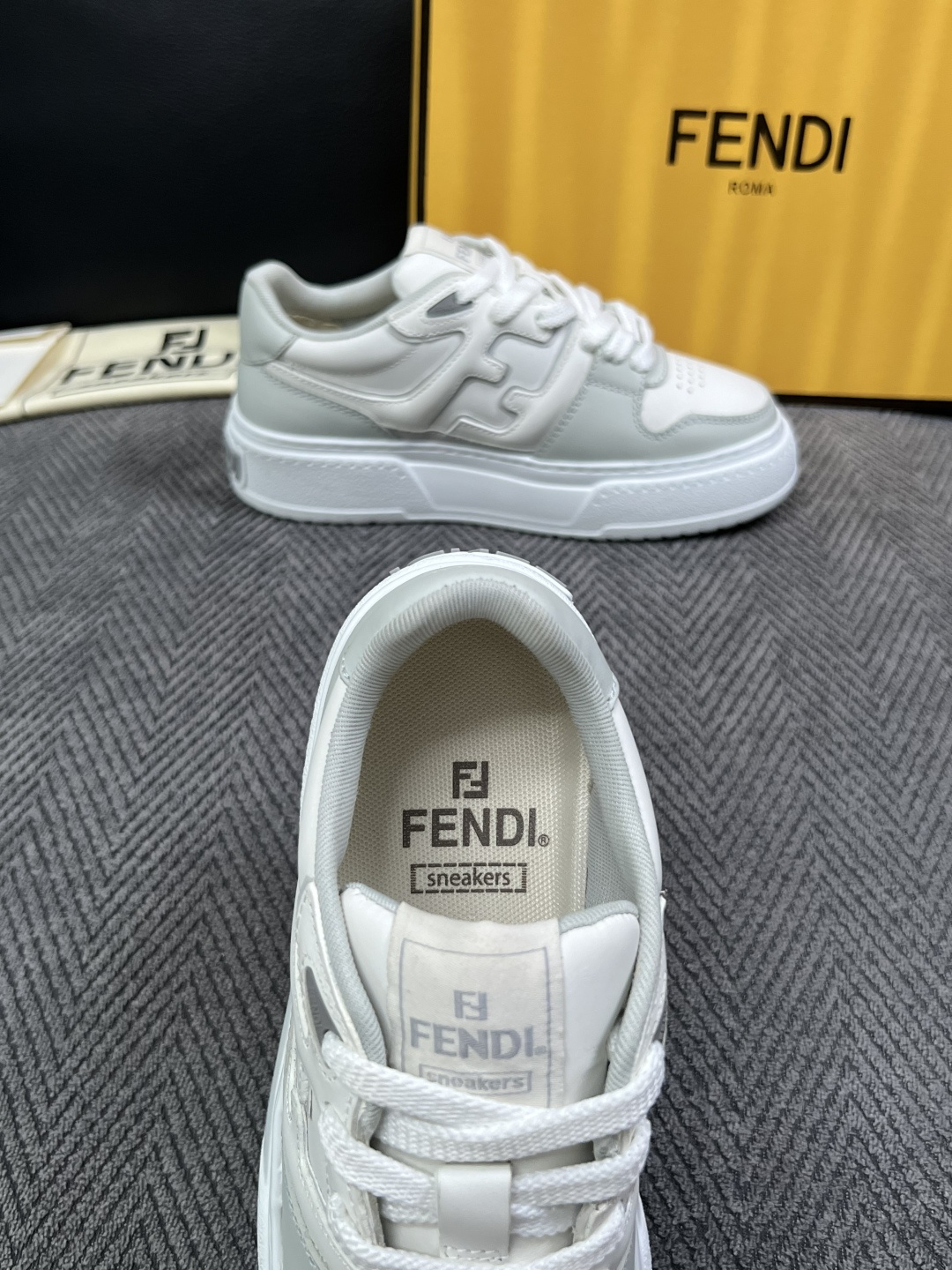FENDI  高品质  顶级工艺品，芬迪  专柜同步，原厂配置意大利进口牛皮面料，进口牛皮内里垫，透气舒适，鞋底：原厂特