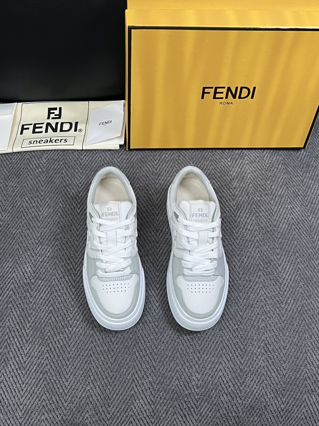 FENDI  高品质  顶级工艺品，芬迪  专柜同步，原厂配置意大利进口牛皮面料，进口牛皮内里垫，透气舒适，鞋底：原厂特