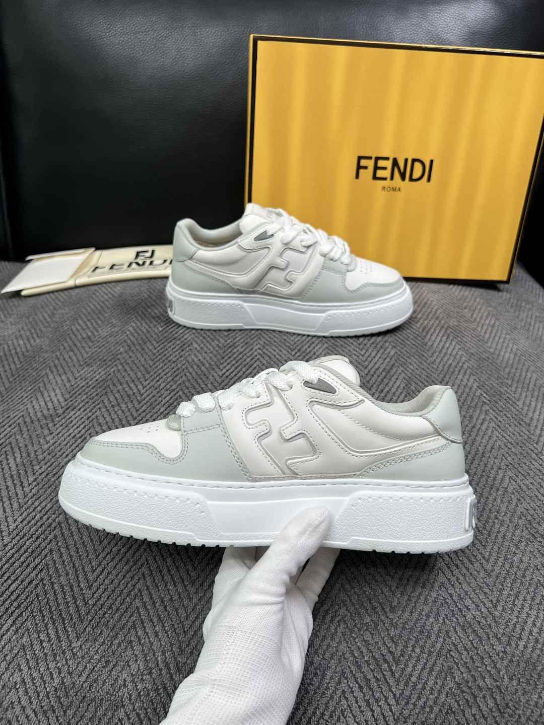 FENDI  高品质  顶级工艺品，芬迪  专柜同步，原厂配置意大利进口牛皮面料，进口牛皮内里垫，透气舒适，鞋底：原厂特