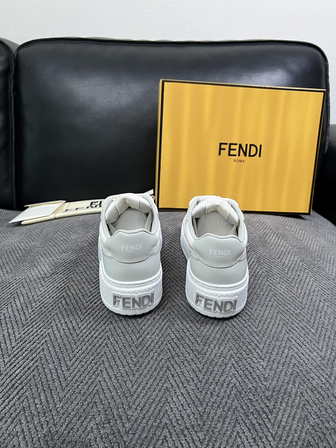 FENDI  高品质  顶级工艺品，芬迪  专柜同步，原厂配置意大利进口牛皮面料，进口牛皮内里垫，透气舒适，鞋底：原厂特
