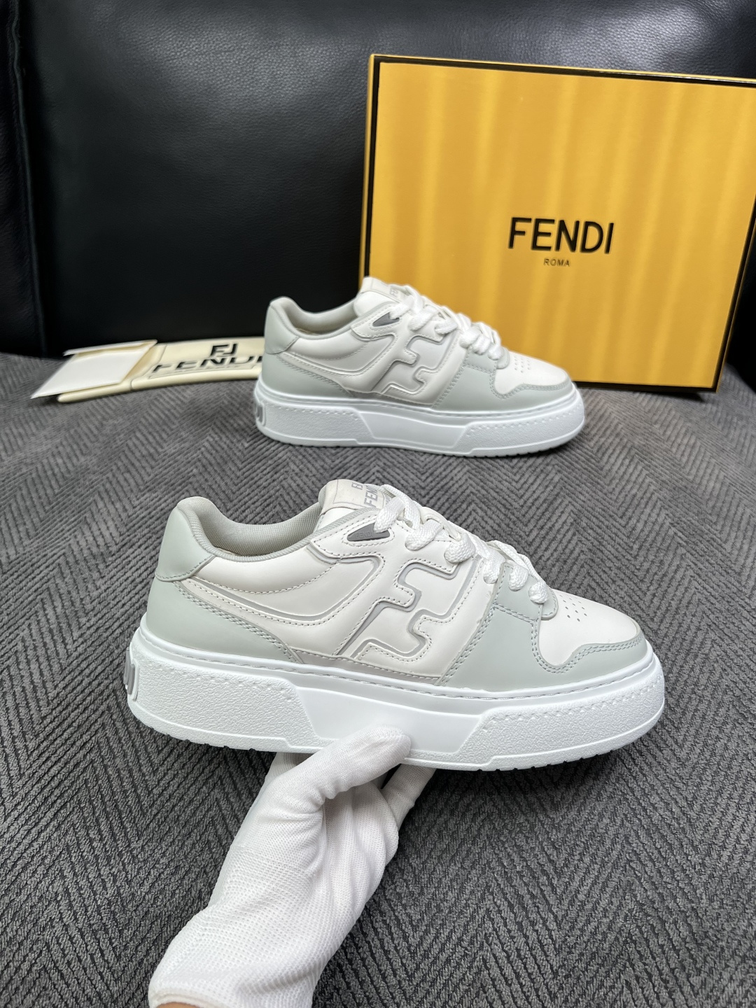 FENDI  高品质  顶级工艺品，芬迪  专柜同步，原厂配置意大利进口牛皮面料，进口牛皮内里垫，透气舒适，鞋底：原厂特