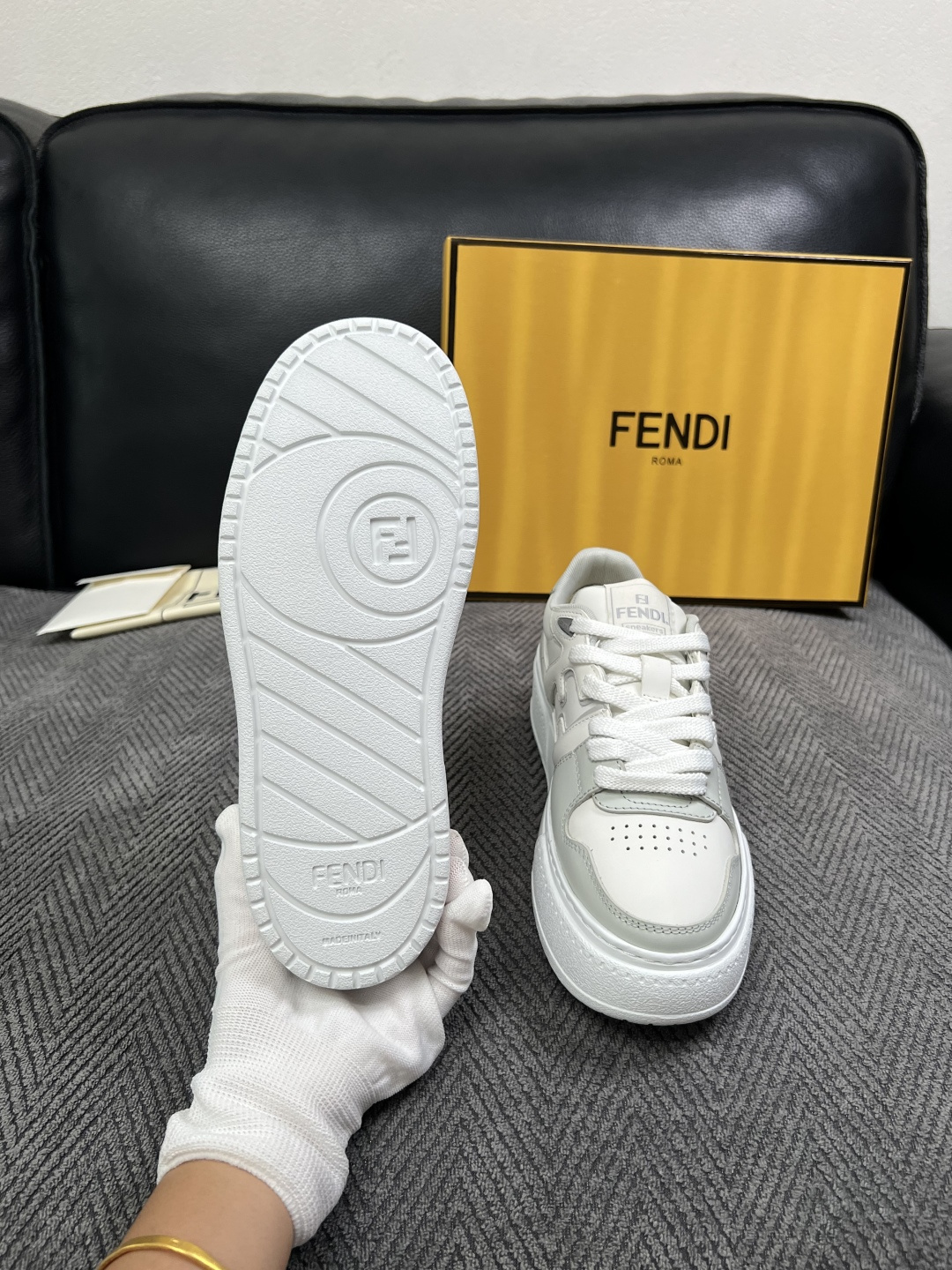 FENDI  高品质  顶级工艺品，芬迪  专柜同步，原厂配置意大利进口牛皮面料，进口牛皮内里垫，透气舒适，鞋底：原厂特