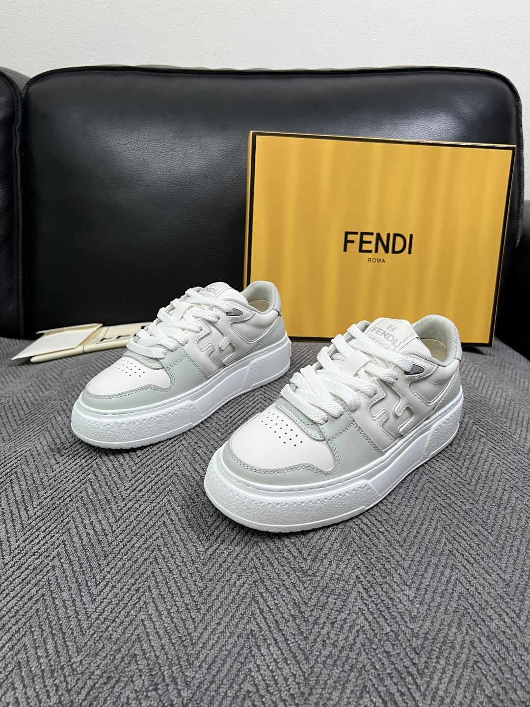 FENDI  高品质  顶级工艺品，芬迪  专柜同步，原厂配置意大利进口牛皮面料，进口牛皮内里垫，透气舒适，鞋底：原厂特