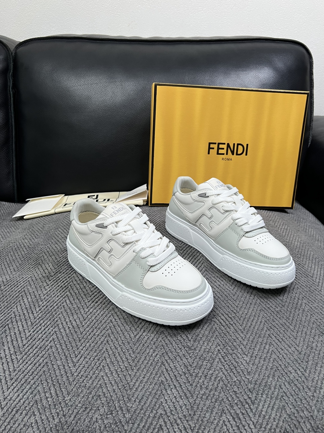 FENDI  高品质  顶级工艺品，芬迪  专柜同步，原厂配置意大利进口牛皮面料，进口牛皮内里垫，透气舒适，鞋底：原厂特