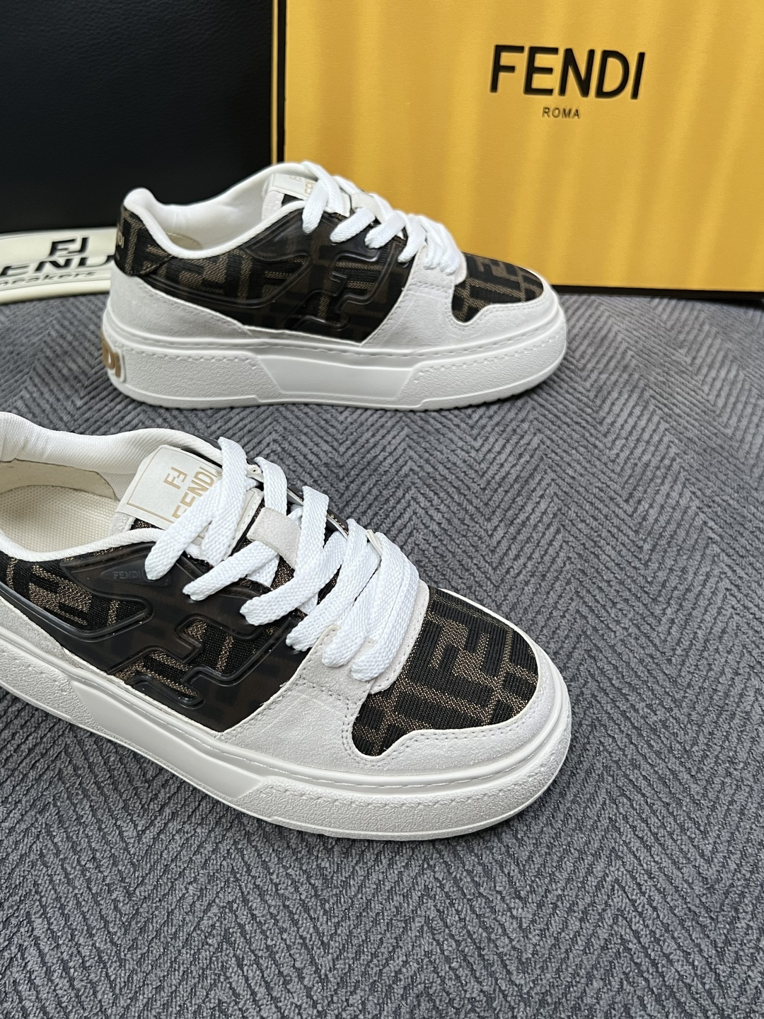 FENDI  高品质  顶级工艺品，芬迪  专柜同步，原厂配置意大利进口牛皮面料，进口牛皮内里垫，透气舒适，鞋底：原厂特