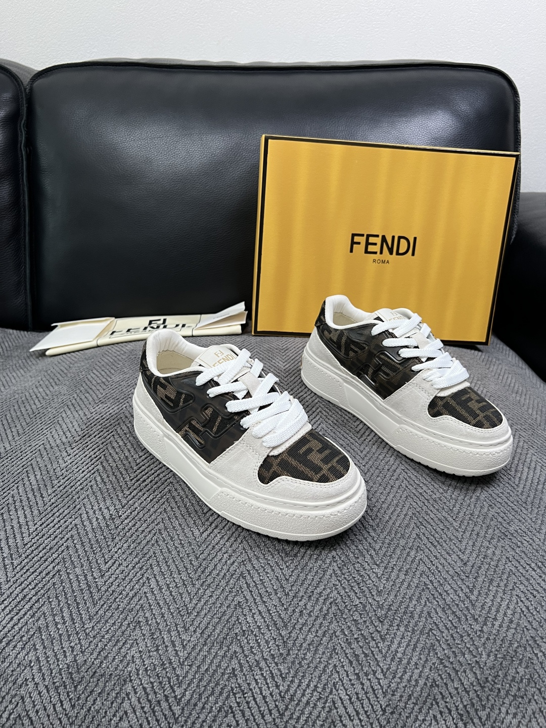 FENDI  高品质  顶级工艺品，芬迪  专柜同步，原厂配置意大利进口牛皮面料，进口牛皮内里垫，透气舒适，鞋底：原厂特