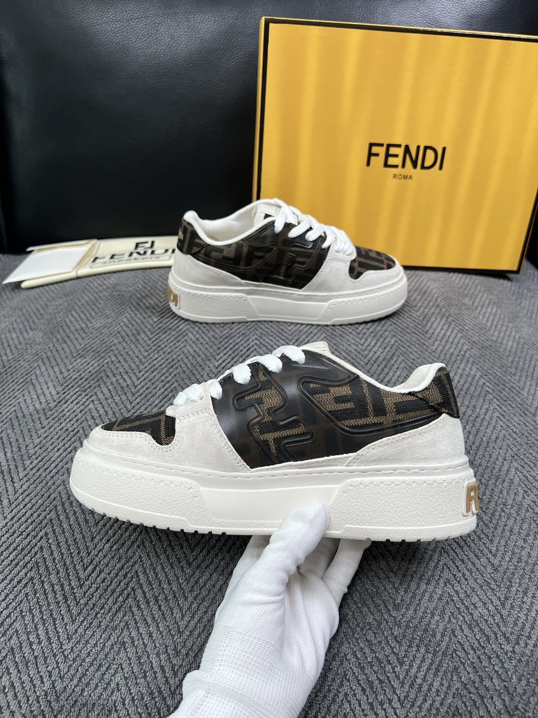 FENDI  高品质  顶级工艺品，芬迪  专柜同步，原厂配置意大利进口牛皮面料，进口牛皮内里垫，透气舒适，鞋底：原厂特