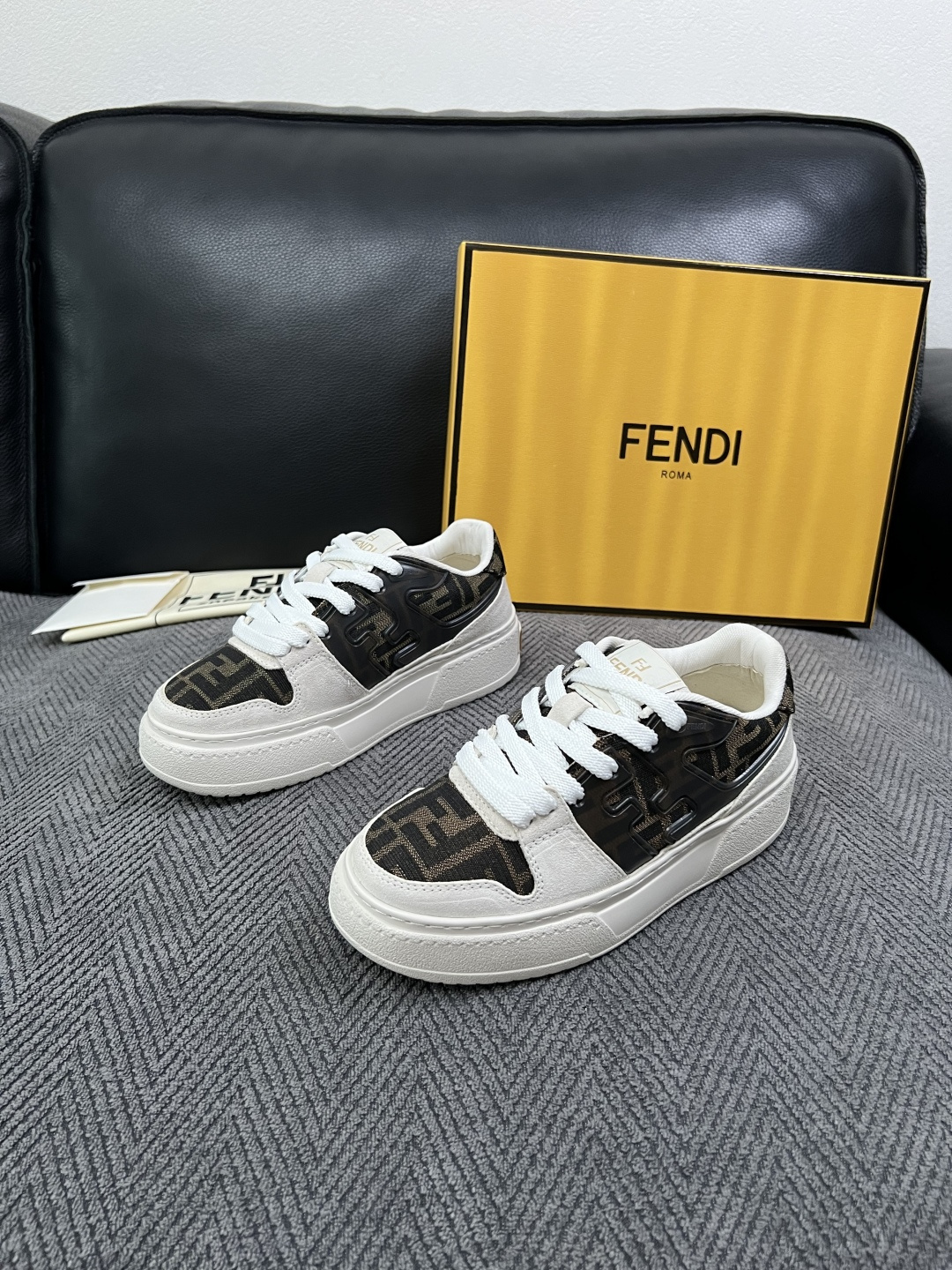 FENDI  高品质  顶级工艺品，芬迪  专柜同步，原厂配置意大利进口牛皮面料，进口牛皮内里垫，透气舒适，鞋底：原厂特