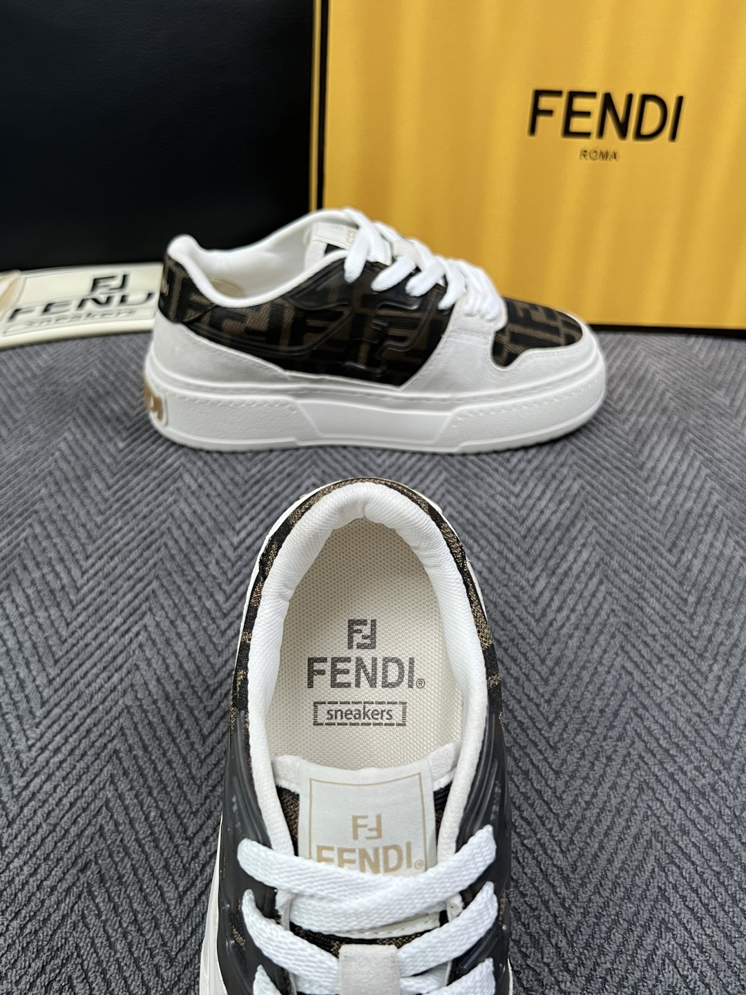FENDI  高品质  顶级工艺品，芬迪  专柜同步，原厂配置意大利进口牛皮面料，进口牛皮内里垫，透气舒适，鞋底：原厂特