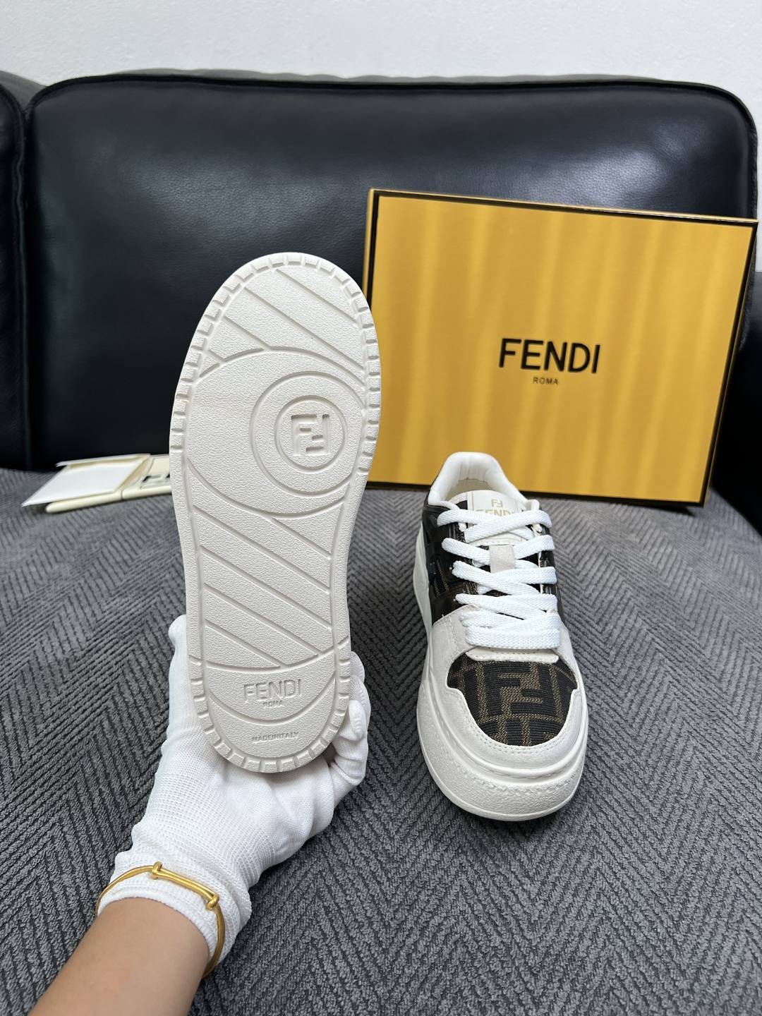 FENDI  高品质  顶级工艺品，芬迪  专柜同步，原厂配置意大利进口牛皮面料，进口牛皮内里垫，透气舒适，鞋底：原厂特