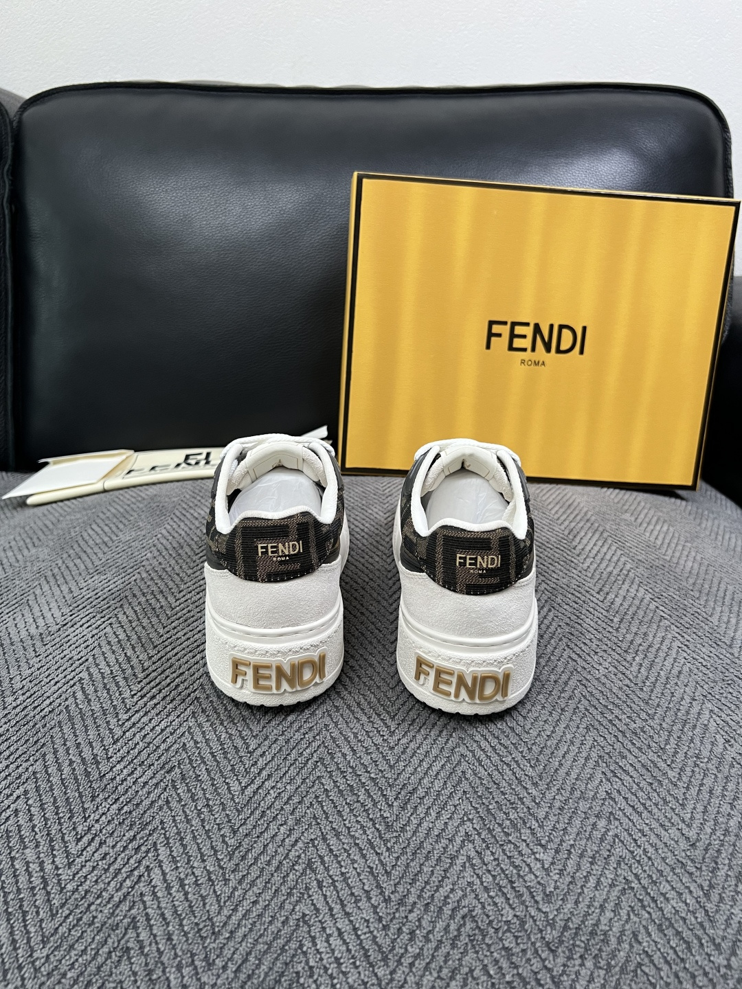 FENDI  高品质  顶级工艺品，芬迪  专柜同步，原厂配置意大利进口牛皮面料，进口牛皮内里垫，透气舒适，鞋底：原厂特