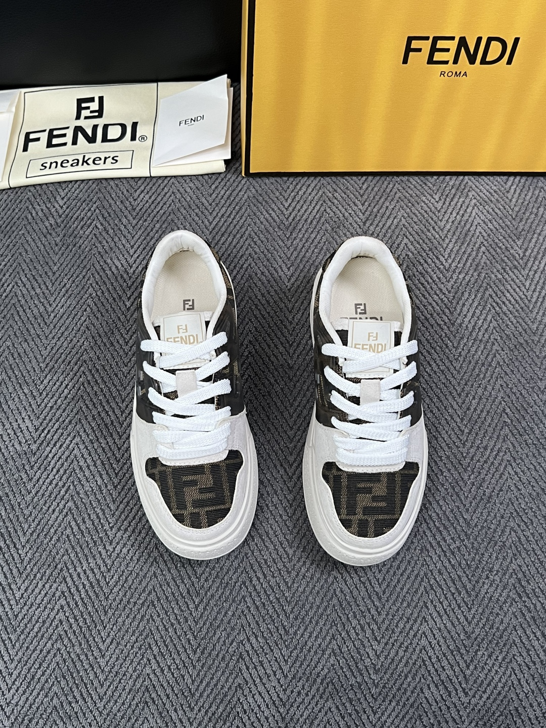 FENDI  高品质  顶级工艺品，芬迪  专柜同步，原厂配置意大利进口牛皮面料，进口牛皮内里垫，透气舒适，鞋底：原厂特
