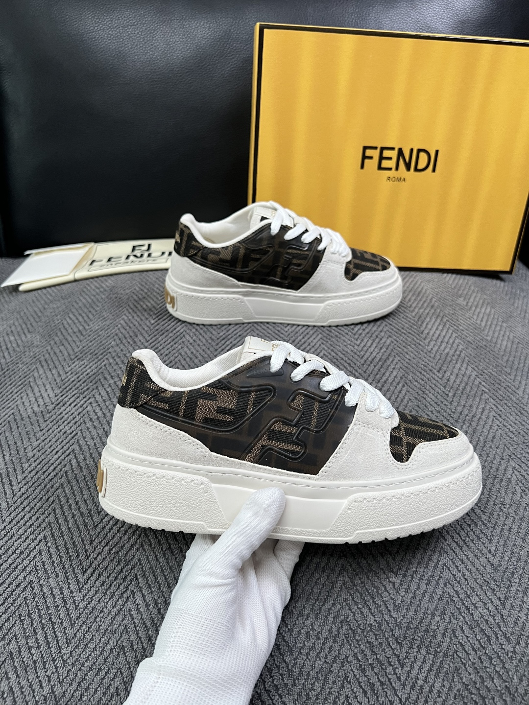 FENDI  高品质  顶级工艺品，芬迪  专柜同步，原厂配置意大利进口牛皮面料，进口牛皮内里垫，透气舒适，鞋底：原厂特
