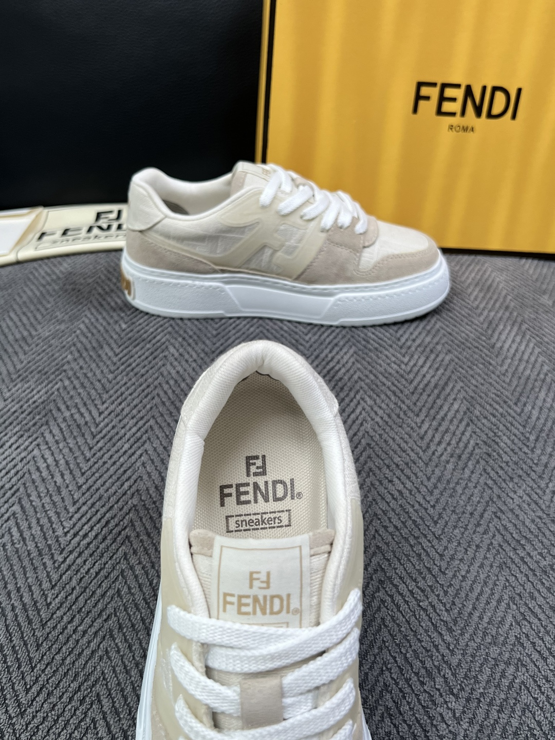 FENDI  高品质  顶级工艺品，芬迪  专柜同步，原厂配置意大利进口牛皮面料，进口牛皮内里垫，透气舒适，鞋底：原厂特