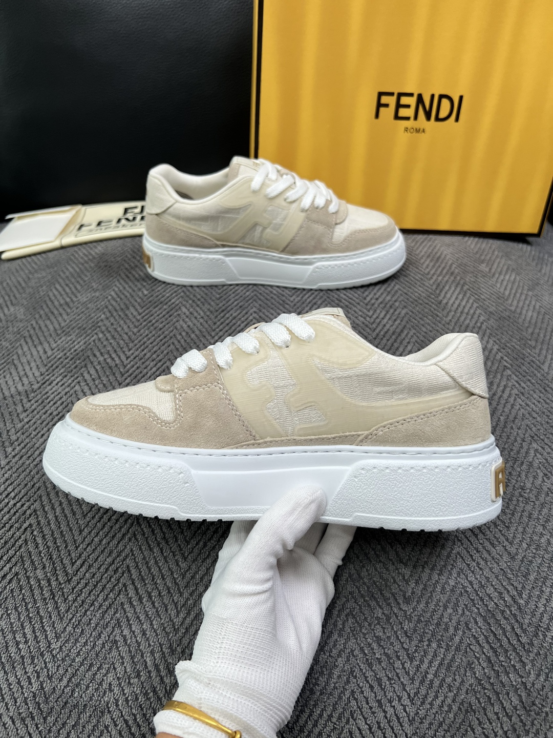 FENDI  高品质  顶级工艺品，芬迪  专柜同步，原厂配置意大利进口牛皮面料，进口牛皮内里垫，透气舒适，鞋底：原厂特