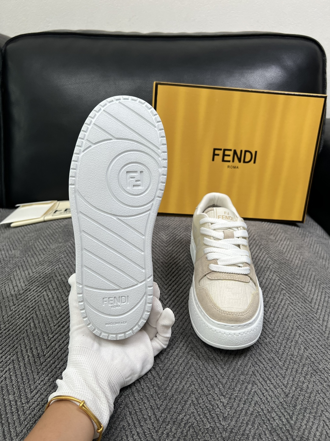 FENDI  高品质  顶级工艺品，芬迪  专柜同步，原厂配置意大利进口牛皮面料，进口牛皮内里垫，透气舒适，鞋底：原厂特