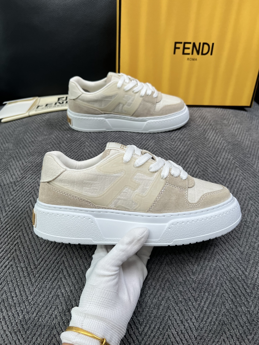FENDI  高品质  顶级工艺品，芬迪  专柜同步，原厂配置意大利进口牛皮面料，进口牛皮内里垫，透气舒适，鞋底：原厂特