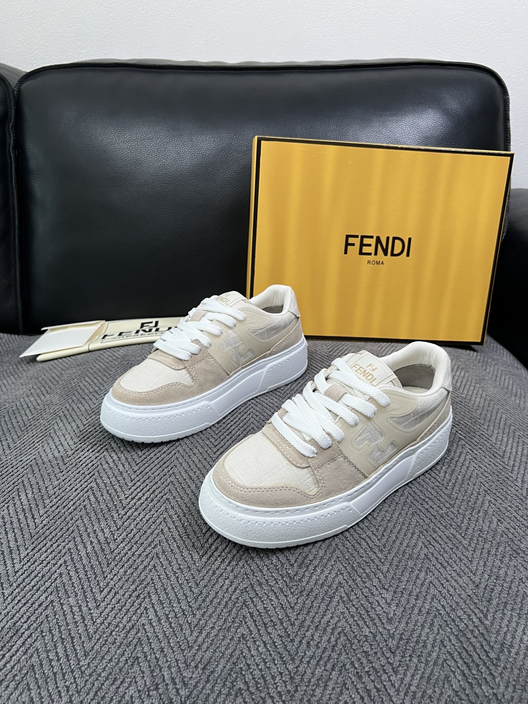 FENDI  高品质  顶级工艺品，芬迪  专柜同步，原厂配置意大利进口牛皮面料，进口牛皮内里垫，透气舒适，鞋底：原厂特