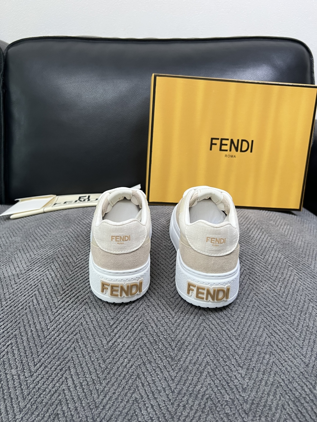 FENDI  高品质  顶级工艺品，芬迪  专柜同步，原厂配置意大利进口牛皮面料，进口牛皮内里垫，透气舒适，鞋底：原厂特