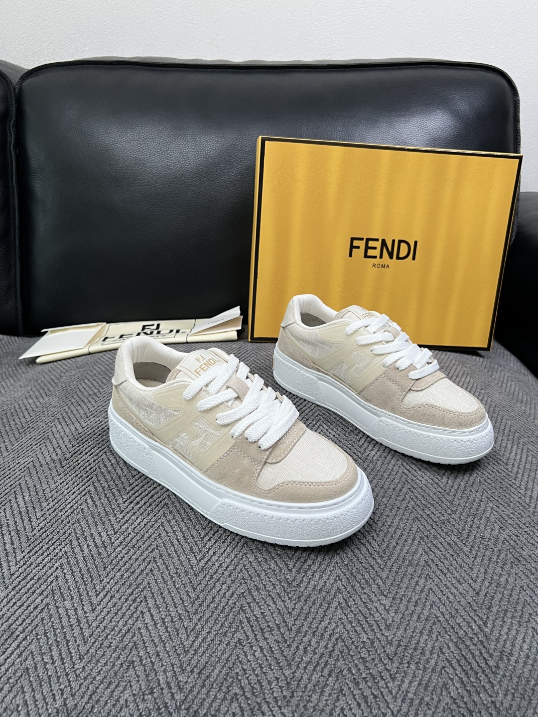 FENDI  高品质  顶级工艺品，芬迪  专柜同步，原厂配置意大利进口牛皮面料，进口牛皮内里垫，透气舒适，鞋底：原厂特