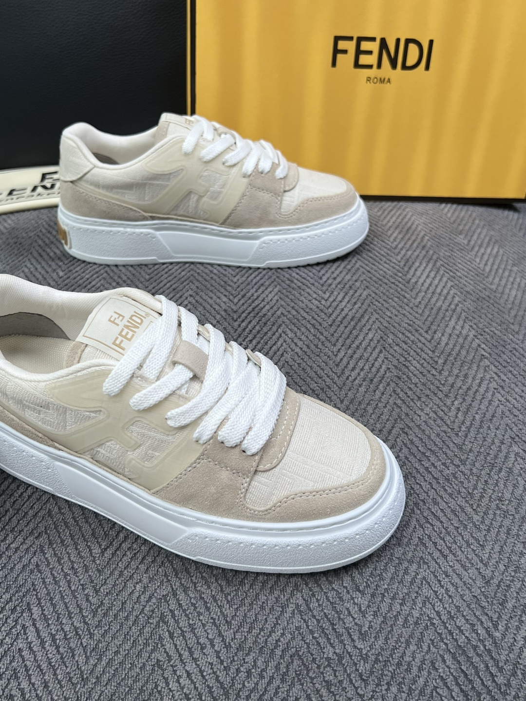FENDI  高品质  顶级工艺品，芬迪  专柜同步，原厂配置意大利进口牛皮面料，进口牛皮内里垫，透气舒适，鞋底：原厂特