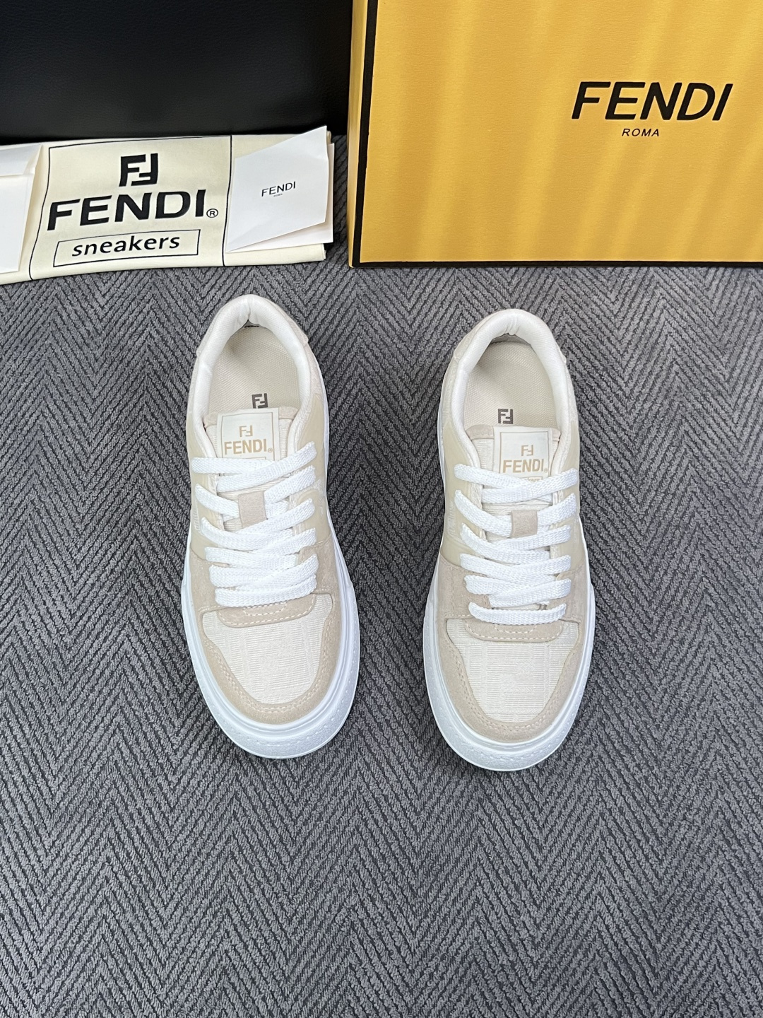 FENDI  高品质  顶级工艺品，芬迪  专柜同步，原厂配置意大利进口牛皮面料，进口牛皮内里垫，透气舒适，鞋底：原厂特